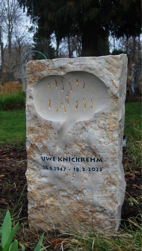 Grabstein mit eingearbeiteter Sprechblase und Inschrift – Denkwerk für Uwe Knickrehm