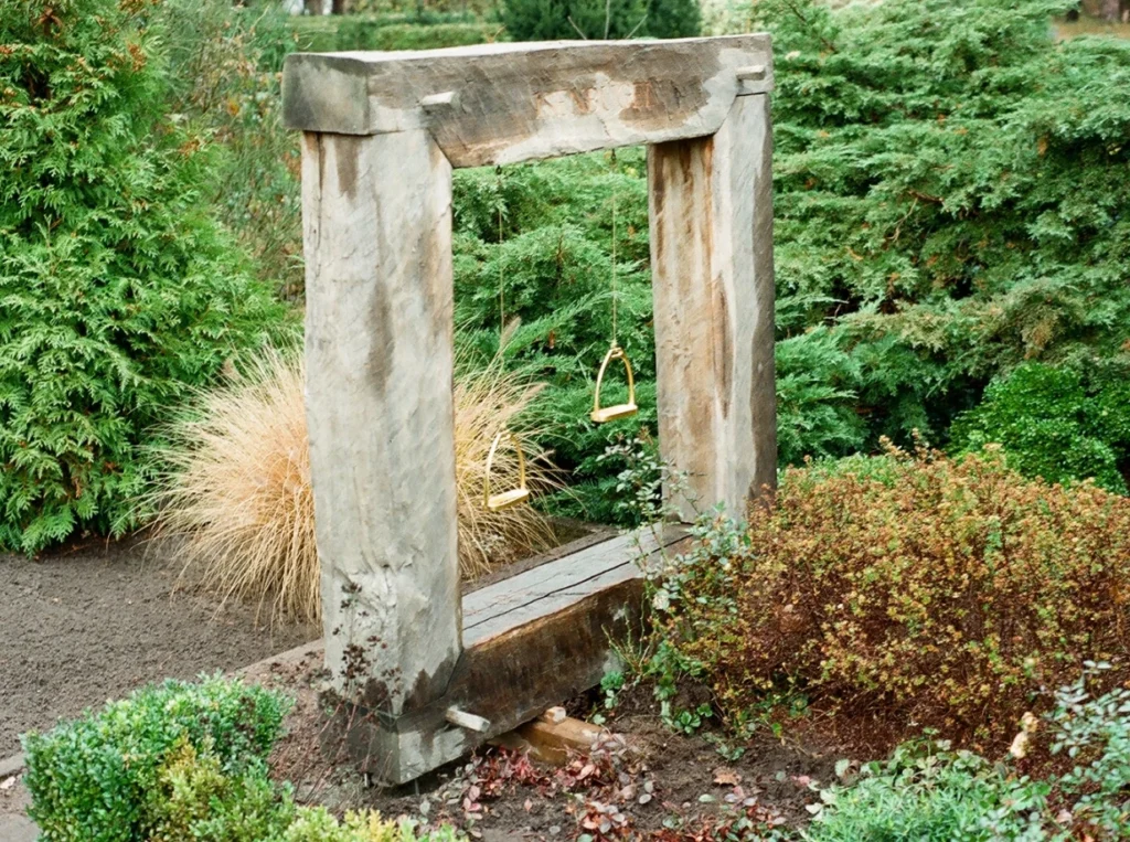 Holzrahmen-Grabmal von rechts – Denkwerk für Maria und Karl Isenbügel