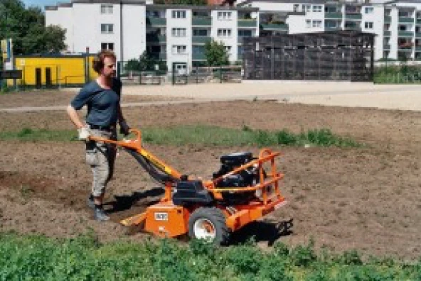 Vorbereitung des Bodens für die Aussaat eines Roggenfeldes im September 2005 mit einer Bodenfräse.