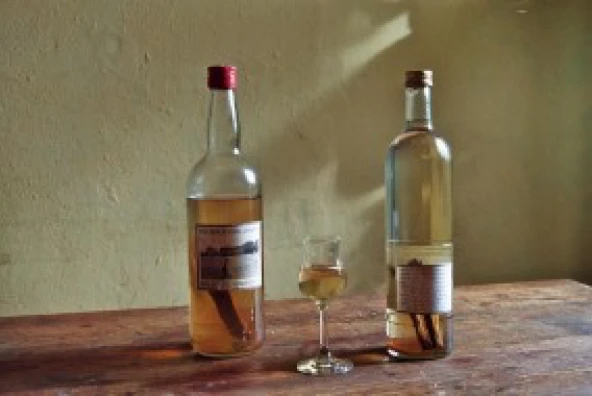 Roggen wird in einem Experiment vergoren und gebrannt, zur Reifung eines Whiskeys in einem Behälter mit Eichenholzspan.