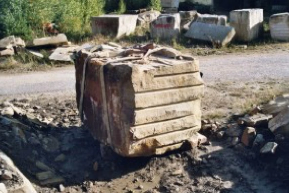 Großer Block aus Seeberger Sandstein im stillgelegten Steinbruch von Velpke