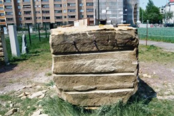 Große Steinbrocken werden mit Keilen vom Sandsteinblock abgespalten