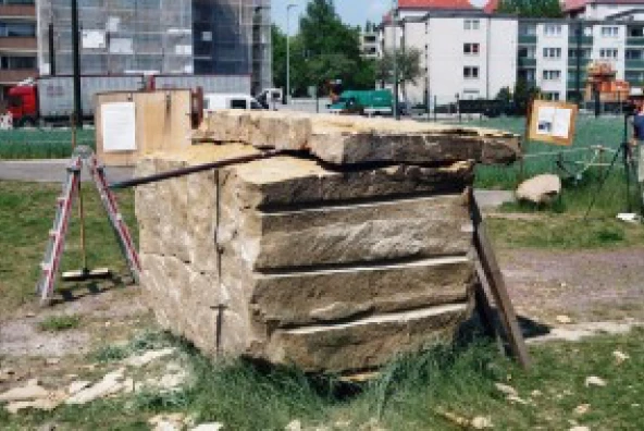 Erfolgreich gespaltenen Sandsteinblock nach Keilarbeit