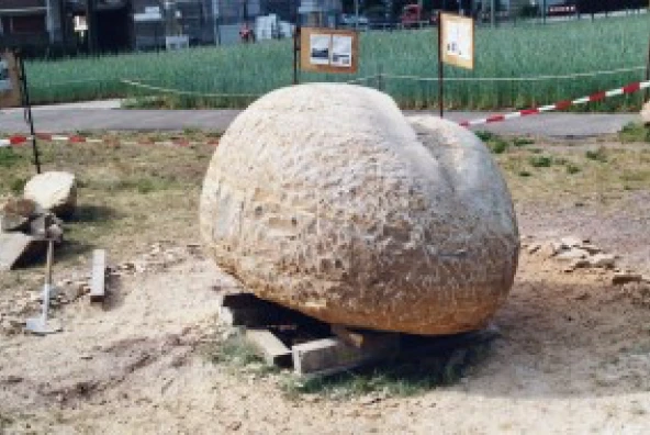 Aufgebockter Sandsteinblock zur Bearbeitung der Unterseite einer Schrippen-Skulptur