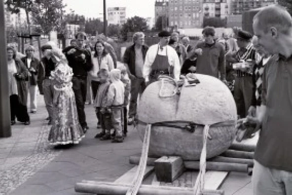 Große Sandstein-Schrippe an der Bernauer Straße mit Zuschauern in Berlin