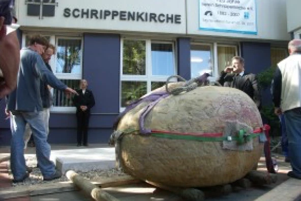 Große Sandstein-Schrippe biegt in die Ackerstraße in Berlin ein